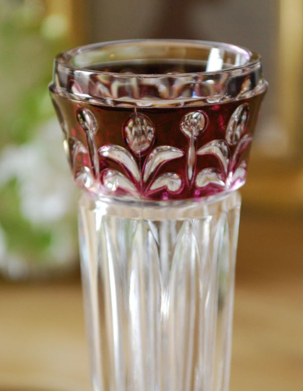 アンティーク雑貨　２トーンカラーのアンティークプレスドグラス（１輪挿し）。アンティークのため、多少の欠け・傷がある場合がありますが、使用上問題はありませんので、ご了承下さい。(pg-2779)