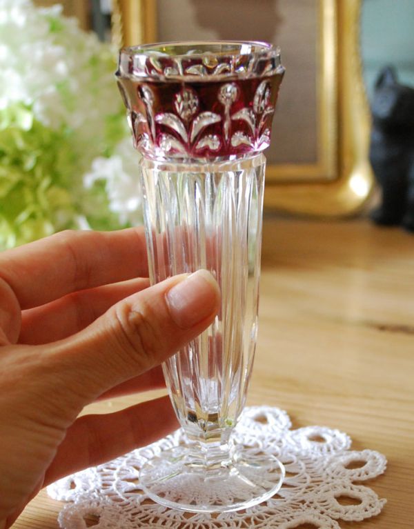 アンティーク雑貨　２トーンカラーのアンティークプレスドグラス（１輪挿し）。飾るだけで絵になる美しさ。(pg-2779)