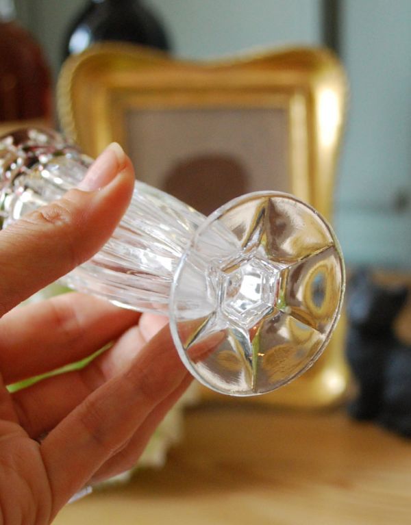 アンティーク雑貨　２トーンカラーのアンティークプレスドグラス（１輪挿し）。底はこんな感じです。(pg-2779)