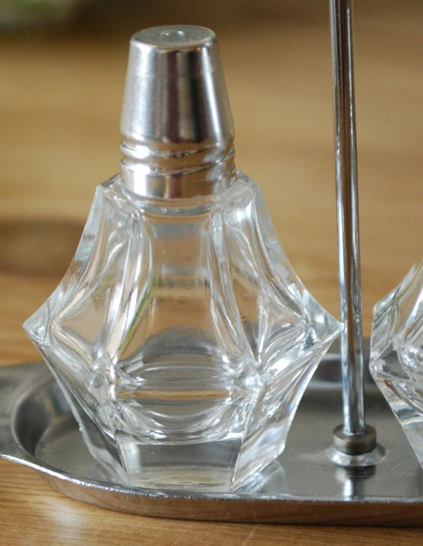 デザートグラス、ボウル(器)　アンティーク雑貨　豪華なガラスの調味料入れ2点セット（スタンド付き）　アンティーク プレスドグラス。アンティークのため、多少の欠け・傷がある場合がありますが、使用上問題はありませんので、ご了承下さい。(pg-2782)