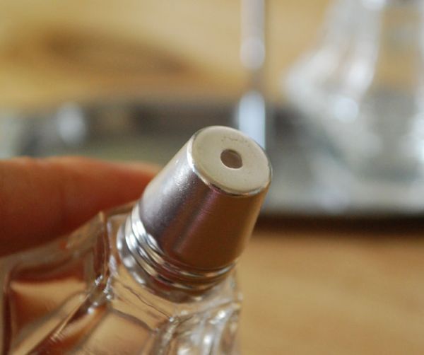 デザートグラス、ボウル(器)　アンティーク雑貨　豪華なガラスの調味料入れ2点セット（スタンド付き）　アンティーク プレスドグラス。こちらは穴が一つです。(pg-2782)