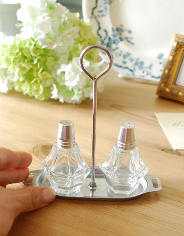 デザートグラス、ボウル(器)　アンティーク雑貨　豪華なガラスの調味料入れ2点セット（スタンド付き）　アンティーク プレスドグラス。テーブルに出しっ放しにしておいても美しいアイテムです。(pg-2782)