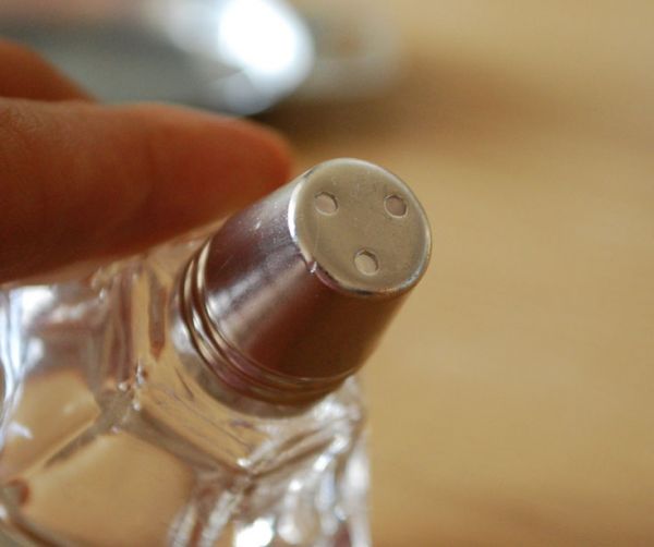 デザートグラス、ボウル(器)　アンティーク雑貨　豪華なガラスの調味料入れ2点セット（スタンド付き）　アンティーク プレスドグラス。こちらは穴が3つあいています。(pg-2782)