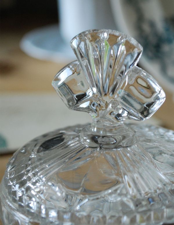 アンティーク雑貨 イギリスのアンティーク雑貨、宝石のような持ち手付きガラスケース プレスドグラス。アンティークのため、多少の欠け・傷がある場合がありますが、使用上問題はありませんので、ご了承下さい。(pg-2792)