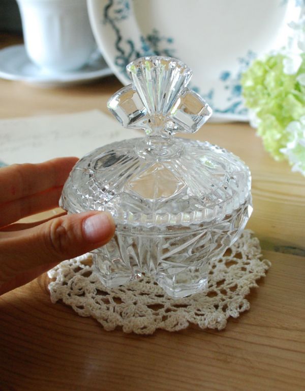 アンティーク雑貨 イギリスのアンティーク雑貨、宝石のような持ち手付きガラスケース プレスドグラス。どこに置いても華やかなガラスのケースです。(pg-2792)