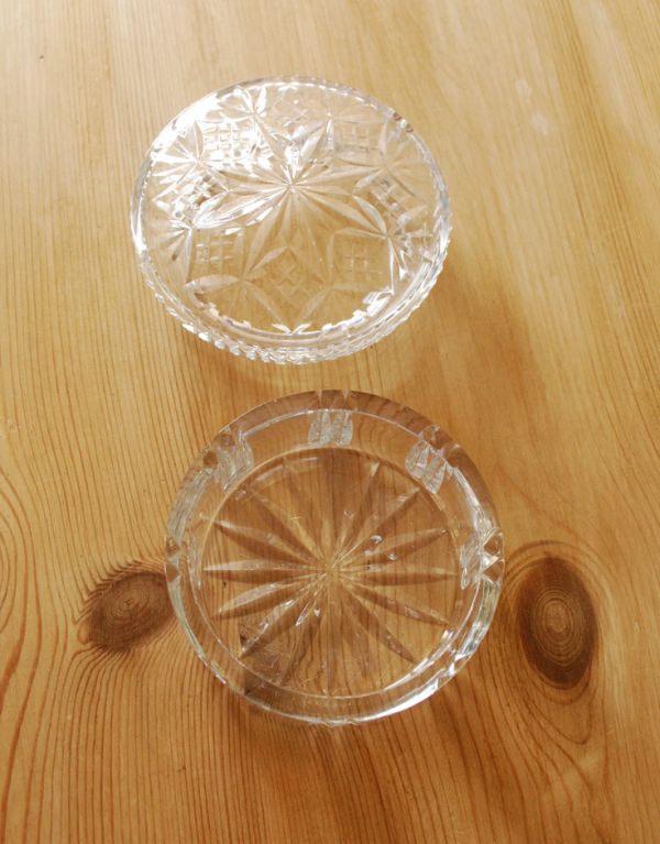ふた付きケース、スパイスケース　アンティーク雑貨　フタのカッティングが美しい、アンティークガラスケース、プレスドグラス。上から見るとこんな感じです。(pg-2804)