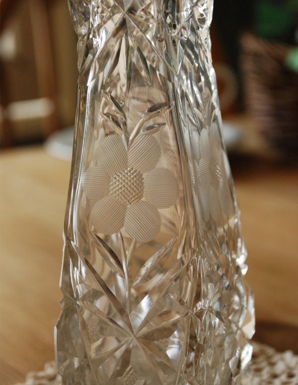 アンティーク雑貨 お花が刻まれた、アンティークガラスのプレスドグラス(花瓶)。アンティークのため、多少の欠け・傷がある場合がありますが、使用上問題はありませんので、ご了承下さい。(pg-2809)