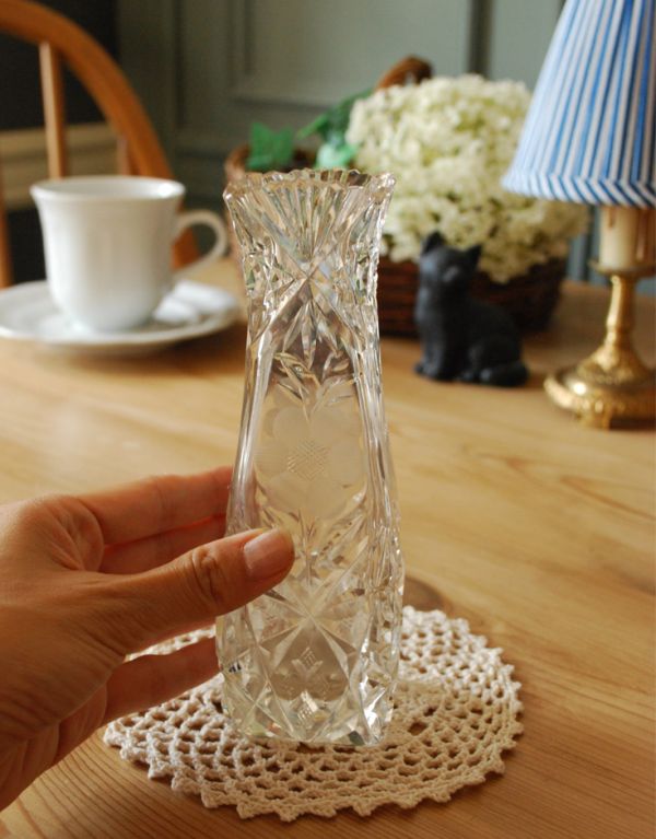 アンティーク雑貨 お花が刻まれた、アンティークガラスのプレスドグラス(花瓶)。飾るだけで絵になる美しさです。(pg-2809)