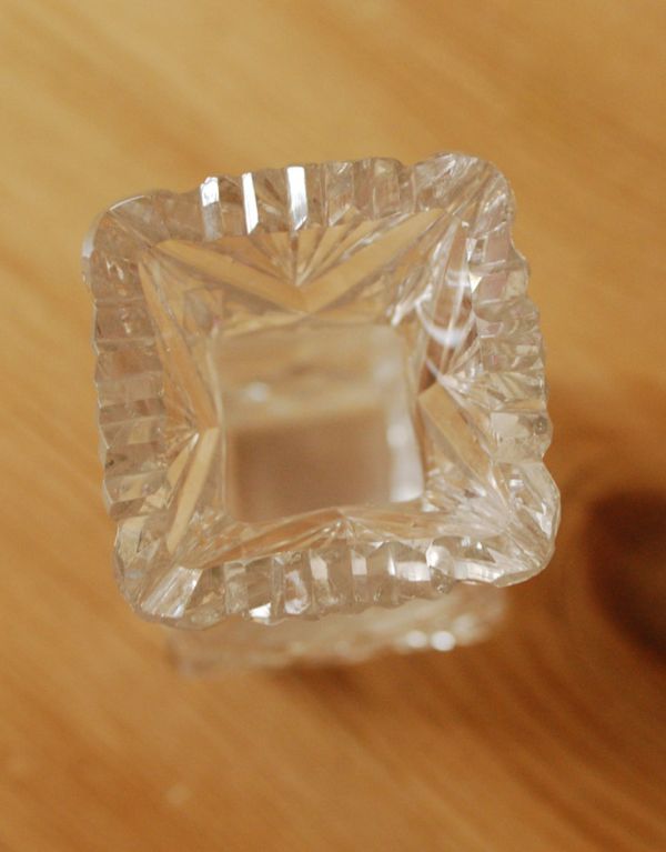 アンティーク雑貨 お花が刻まれた、アンティークガラスのプレスドグラス(花瓶)。上から見てもキレイなデザインです。(pg-2809)