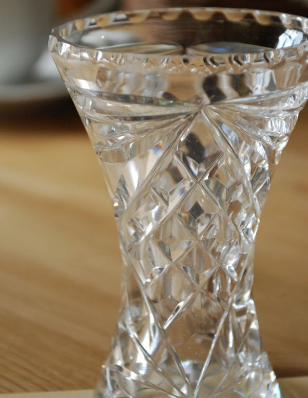 アンティーク雑貨 人気の1輪挿し、アンティークガラスのプレスドグラス(花瓶)。アンティークのため、多少の欠け・傷がある場合がありますが、使用上問題はありませんので、ご了承下さい。(pg-2811)