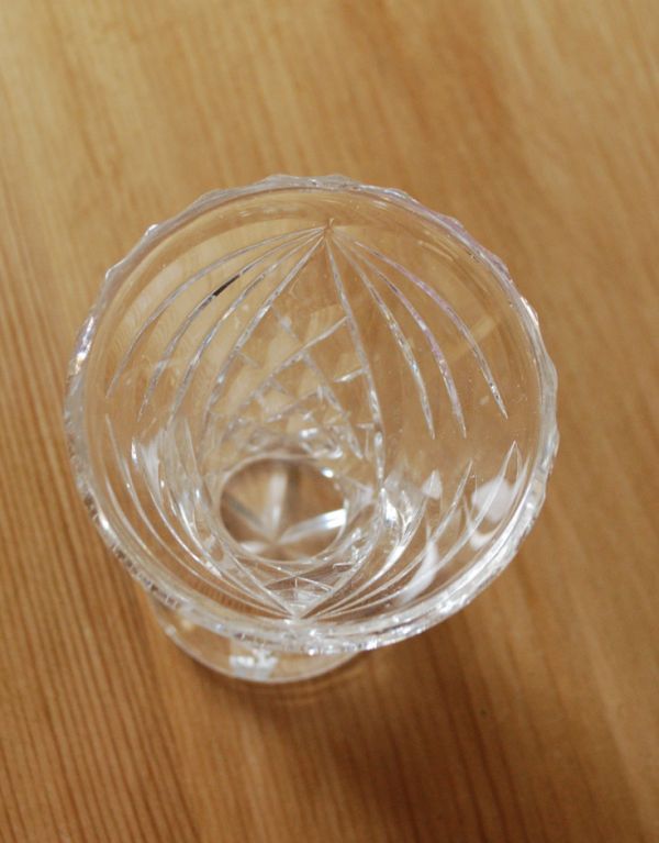 アンティーク雑貨 人気の1輪挿し、アンティークガラスのプレスドグラス(花瓶)。上から見てもキレイなデザインです。(pg-2811)