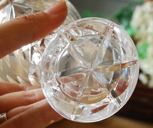 アンティーク雑貨 人気の1輪挿し、アンティークガラスのプレスドグラス(花瓶)。底の部分はこんな感じです。(pg-2811)