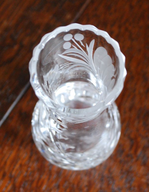 アンティーク雑貨 お花が可愛いアンティークガラスのフラワーベース(花瓶)、プレスドグラス。上から見てもキレイなデザインです。(pg-2815)
