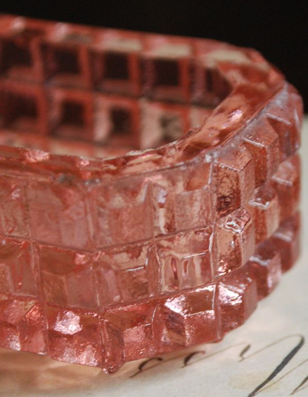 プレート、ケーキスタンド　アンティーク雑貨　サーモンピンクの、小さなガラスの小物入れ（プレスドグラス）。アンティークのため、多少の欠け・傷がある場合がありますが、使用上問題はありませんので、ご了承下さい。(pg-2818)