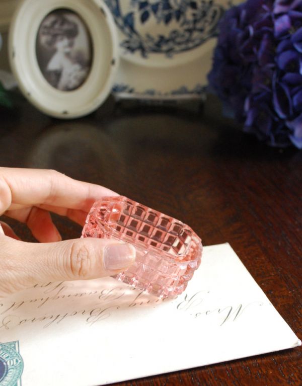 プレート、ケーキスタンド　アンティーク雑貨　サーモンピンクの、小さなガラスの小物入れ（プレスドグラス）。どこに置いても華やかなガラスのケースです。(pg-2818)