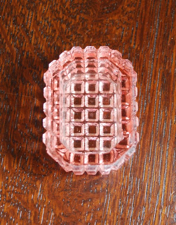 プレート、ケーキスタンド　アンティーク雑貨　サーモンピンクの、小さなガラスの小物入れ（プレスドグラス）。上から見るとこんな感じです。(pg-2818)
