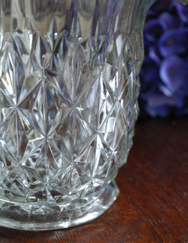 アンティーク雑貨 アンティークのプレスドグラス、フラワーベースにもなるガラスピッチャー。アンティークのため、多少の欠け・傷がある場合がありますが、使用上問題はありませんので、ご了承下さい。(pg-2822)