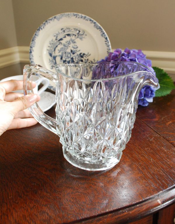 アンティーク雑貨 アンティークのプレスドグラス、フラワーベースにもなるガラスピッチャー。フラワーベースにしても素敵です。(pg-2822)