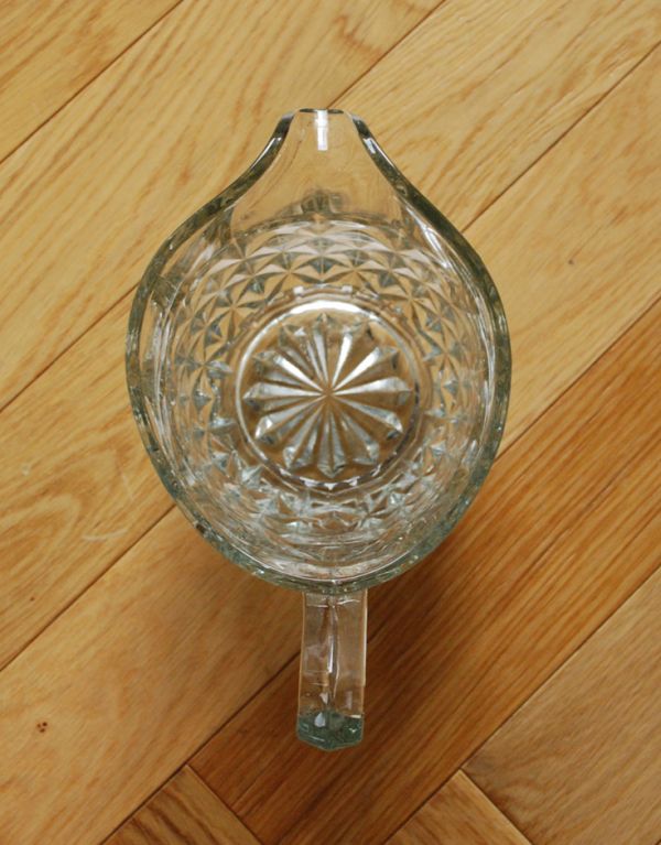 アンティーク雑貨 アンティークのプレスドグラス、フラワーベースにもなるガラスピッチャー。上から見るとこんな感じです。(pg-2822)