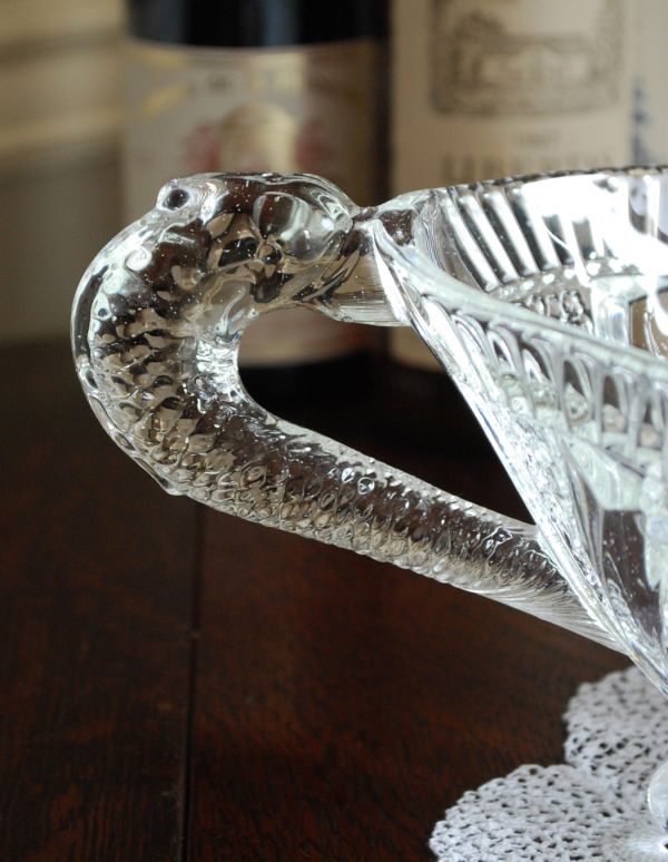 アンティーク雑貨 どこから見ても華やかで、豪華!美しいアンティークガラスボウル プレスドグラス。アンティークのため、多少の欠け・傷がある場合がありますが、使用上問題はありませんので、ご了承下さい。(pg-2825)