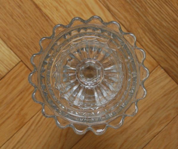 フラワーベース アンティーク雑貨 お花のような縁どり、脚付きのガラスフラワーベース(花器)プレスドグラス。上から見るとこんな感じです。(pg-2828)