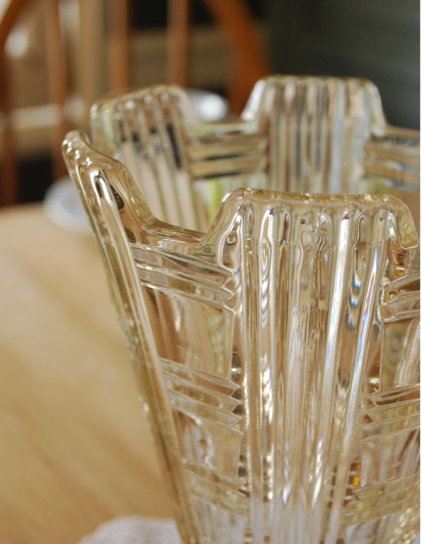 アンティーク雑貨　クラシカルでお洒落なガラスフラワーベース（花器）プレスドグラス。アンティークのため、多少の欠け・傷がある場合がありますが、使用上問題はありませんので、ご了承下さい。(pg-2829)