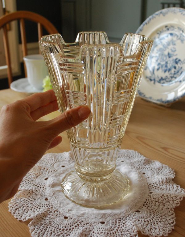 アンティーク雑貨　クラシカルでお洒落なガラスフラワーベース（花器）プレスドグラス。飾るだけで絵になる美しさ。(pg-2829)