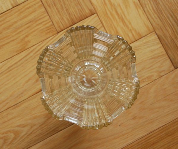 アンティーク雑貨　クラシカルでお洒落なガラスフラワーベース（花器）プレスドグラス。上から見るとこんな感じです。(pg-2829)