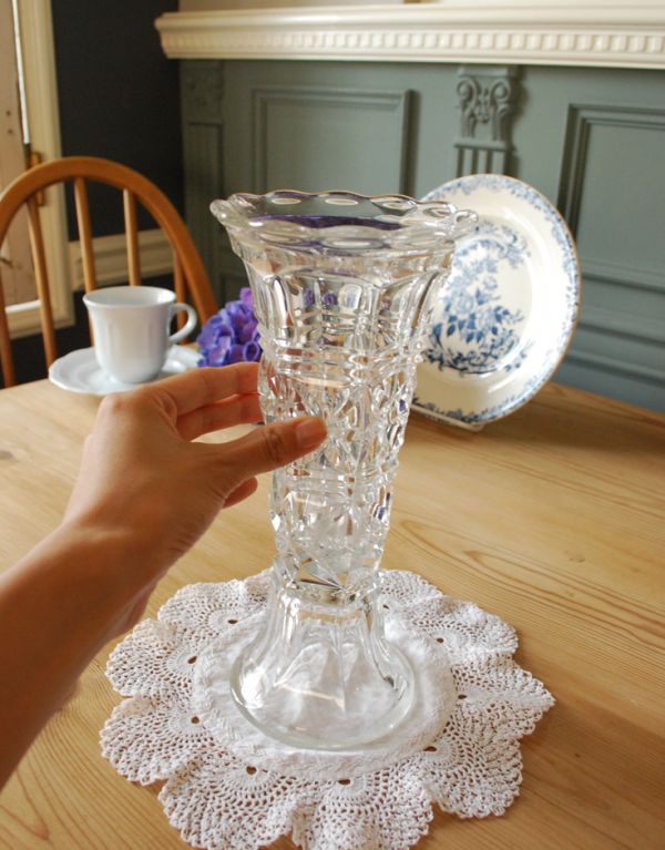 フラワーベース　アンティーク雑貨　アンティークの花瓶　ガラスのフラワーベース　プレスドグラス。飾るだけで絵になる美しさ。(pg-2830)