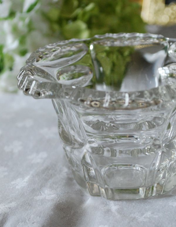 デザートグラス、ボウル(器)　アンティーク雑貨　お花ようなガラスの小物入れ、人気のアンティークプレスドグラス。どこに飾っても美しいガラスの小物入れです。(pg-2836)