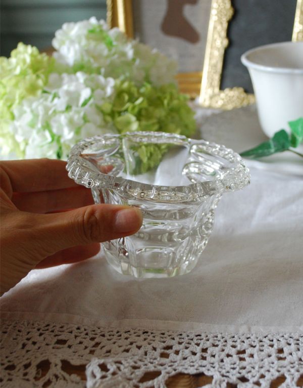 デザートグラス、ボウル(器)　アンティーク雑貨　お花ようなガラスの小物入れ、人気のアンティークプレスドグラス。光が当たるとキラキラ輝きます。(pg-2836)
