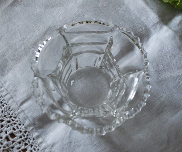 デザートグラス、ボウル(器)　アンティーク雑貨　お花ようなガラスの小物入れ、人気のアンティークプレスドグラス。上から見るとこんな感じです。(pg-2836)