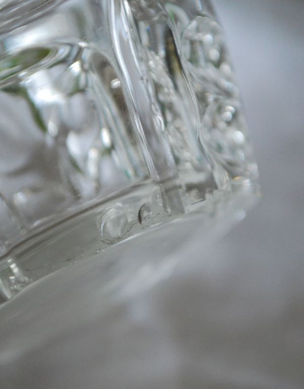 デザートグラス、ボウル(器)　アンティーク雑貨　お花ようなガラスの小物入れ、人気のアンティークプレスドグラス。アンティークのため、多少の欠け・傷がある場合がありますが、使用上問題はありませんので、ご了承下さい。(pg-2836)