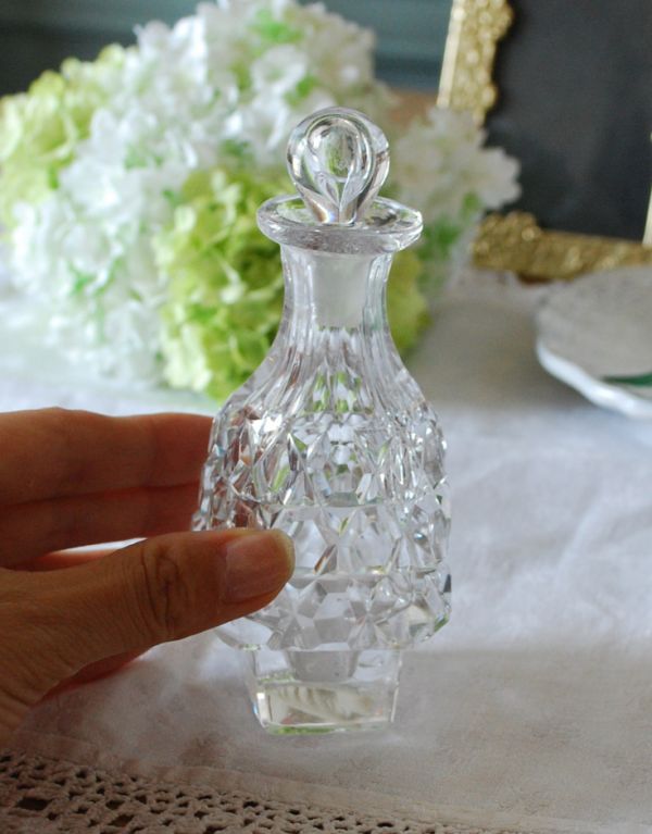 デザートグラス、ボウル(器)　アンティーク雑貨　アンティーク香水ボトル、アンティークプレスドグラス。ディスプレイとしても使いやすいサイズ。(pg-2841)