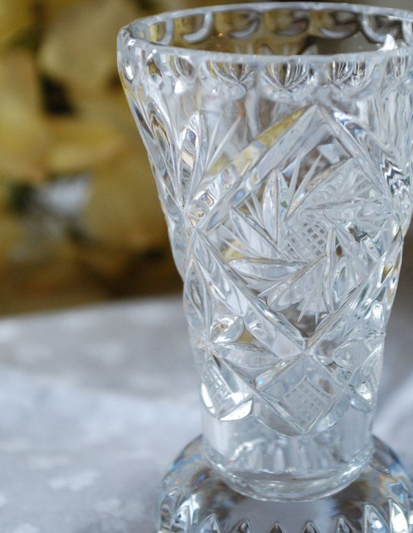 フラワーベース アンティーク雑貨 人気の1輪挿し、小ぶりなアンティークガラスのプレスドグラス(花瓶)。アンティークのため、多少の欠け・傷がある場合がありますが、使用上問題はありませんので、ご了承下さい。(pg-2844)