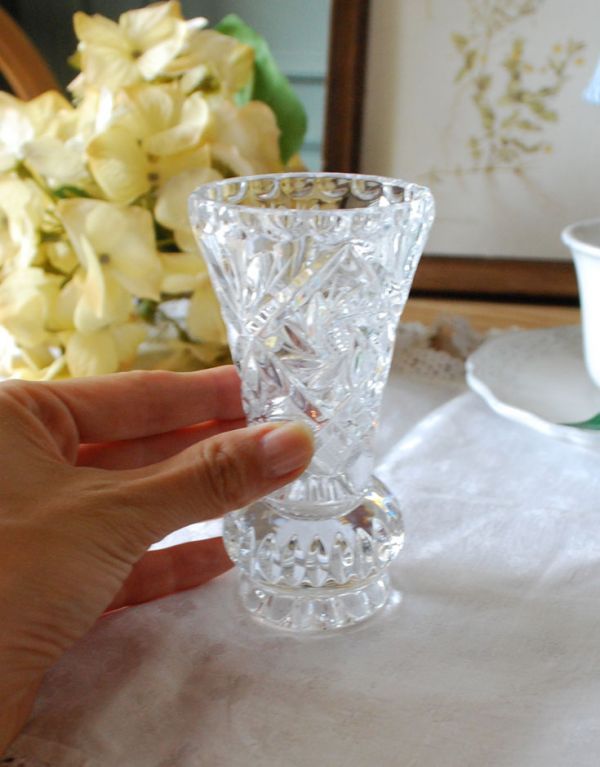 フラワーベース アンティーク雑貨 人気の1輪挿し、小ぶりなアンティークガラスのプレスドグラス(花瓶)。美しいカッティングは飾るだけで絵になります。(pg-2844)