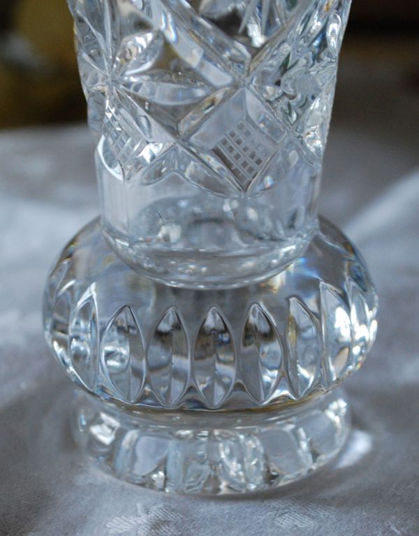 フラワーベース アンティーク雑貨 人気の1輪挿し、小ぶりなアンティークガラスのプレスドグラス(花瓶)。土台の部分もキレイなデザインです。(pg-2844)