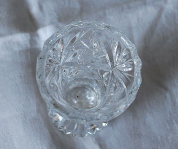 フラワーベース アンティーク雑貨 人気の1輪挿し、小ぶりなアンティークガラスのプレスドグラス(花瓶)。上から見るとこんな感じです。(pg-2844)