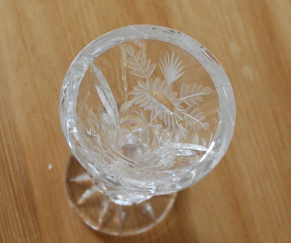 フラワーベース　アンティーク雑貨　美しいお花が刻まれた1輪挿し、アンティークガラスのプレスドグラス（花瓶）。上から見てもキレイなデザインです。(pg-2845)