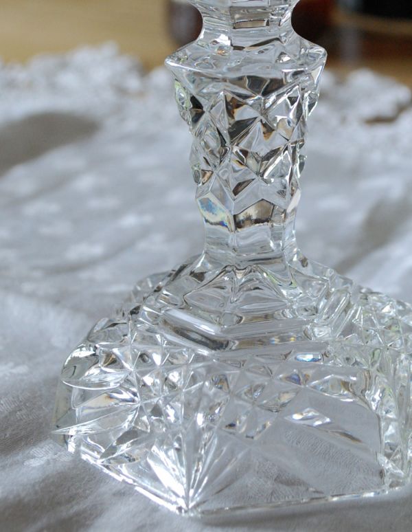 オブジェ、ベル　アンティーク雑貨　アンティークガラスのキャンドルスタンドセット、プレスドグラス。アンティークのため、多少の欠け・傷がある場合がありますが、使用上問題はありませんので、ご了承下さい。(pg-2849)