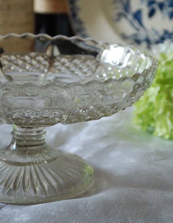 プレート、ケーキスタンド アンティーク雑貨 アンティークガラスのコンポート、 プレスドグラス。アンティークのため、多少の欠け・傷がある場合がありますが、使用上問題はありませんので、ご了承下さい。(pg-2851)