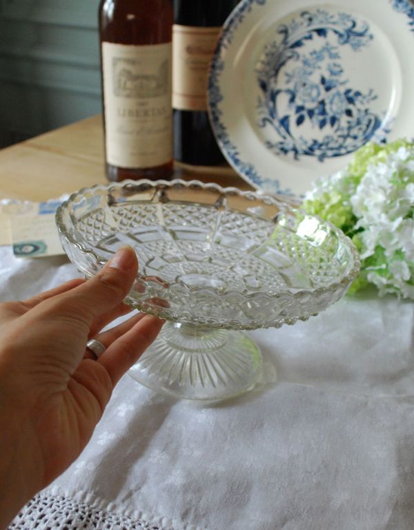 プレート、ケーキスタンド アンティーク雑貨 アンティークガラスのコンポート、 プレスドグラス。アクセサリートレーやパンやお菓子のトレーなど使い方いろいろです。(pg-2851)