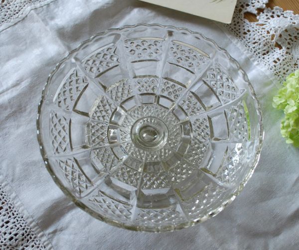 プレート、ケーキスタンド アンティーク雑貨 アンティークガラスのコンポート、 プレスドグラス。上から見ても美しいデザインです。(pg-2851)