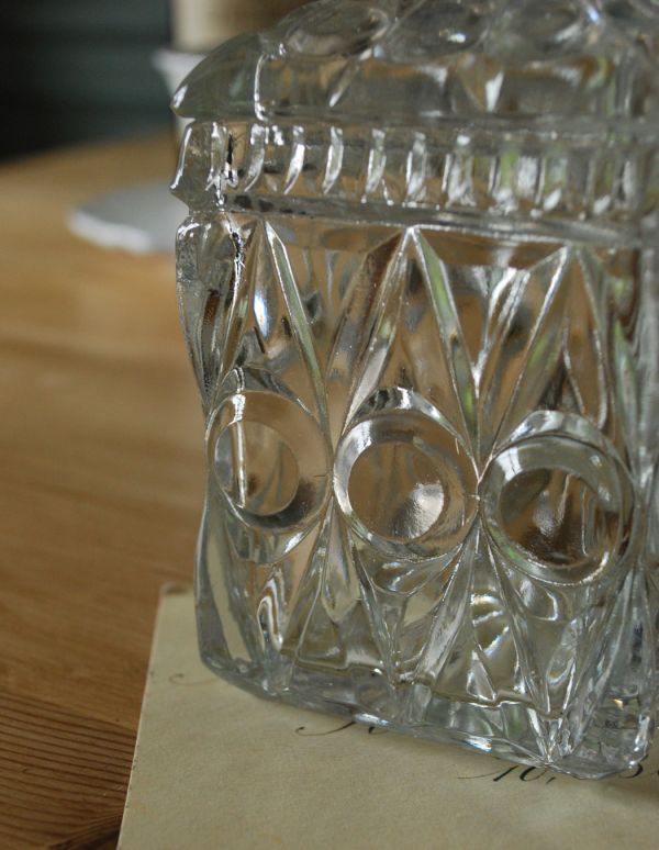 デザートグラス、ボウル(器)　アンティーク雑貨　アンティークガラスのシュガーポットセット（砂糖入れ）、プレスドグラス　。蓋から底の部分までうっとりしてしまう程のカッティング。(pg-2864)