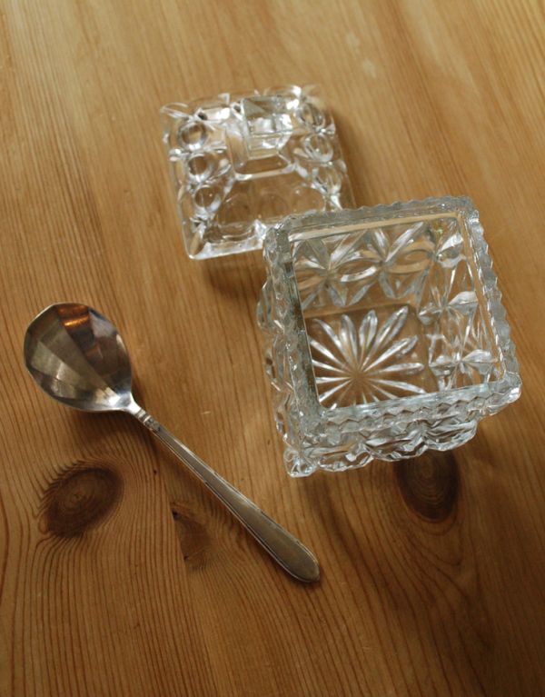 デザートグラス、ボウル(器)　アンティーク雑貨　アンティークガラスのシュガーポットセット（砂糖入れ）、プレスドグラス　。上から見るとこんな感じです。(pg-2864)