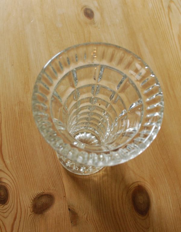 フラワーベース アンティーク雑貨 優雅なガラスの持ち手付きフラワーベース 英国アンティークのプレスドグラス。上から見ても美しいデザインです。(pg-2865)