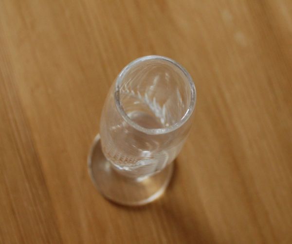 アンティーク雑貨　美しいアンティークの食器（シャンパングラス）プレスドグラス。上から見るとこんな感じです。(pg-2869)