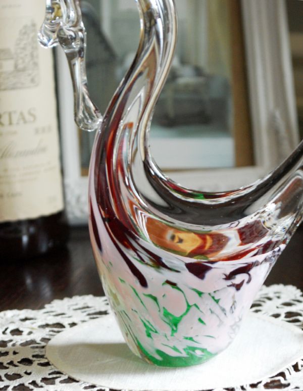 オブジェ、ベル　アンティーク雑貨　ワンポイントにグリーンが入ったスワンオブジェ、アンティークのプレスドグラス。アンティークのため、多少の欠け・傷がある場合がありますが、使用上問題はありませんので、ご了承下さい。(pg-2874)