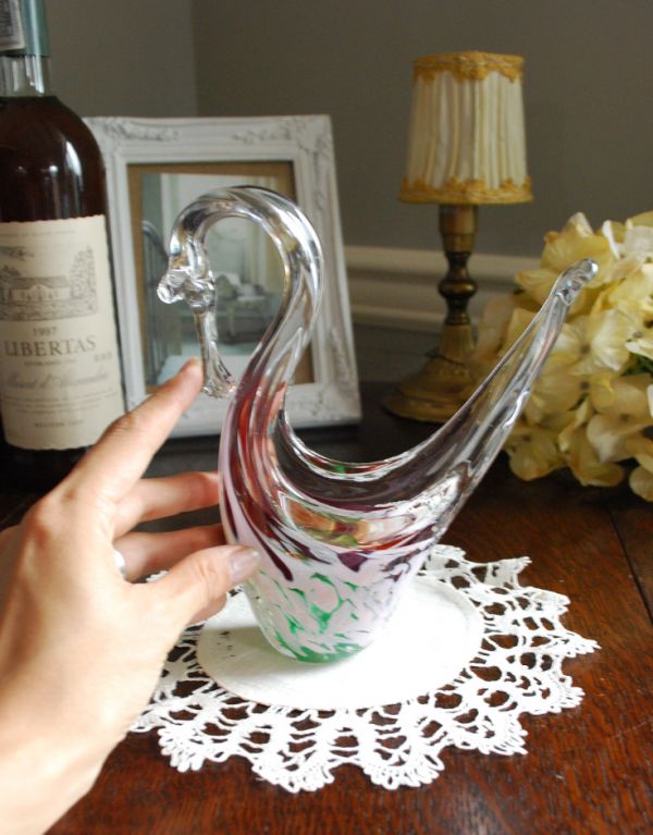 オブジェ、ベル　アンティーク雑貨　ワンポイントにグリーンが入ったスワンオブジェ、アンティークのプレスドグラス。どこにディスプレイしても美しいスワンのオブジェです。(pg-2874)