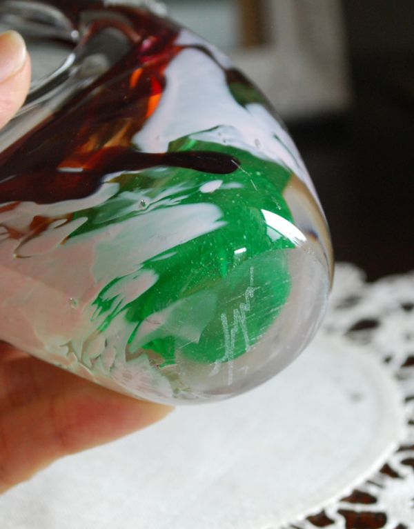 オブジェ、ベル　アンティーク雑貨　ワンポイントにグリーンが入ったスワンオブジェ、アンティークのプレスドグラス。グリーンの美しいカラーガラスがアクセントになった珍しいデザイン。(pg-2874)